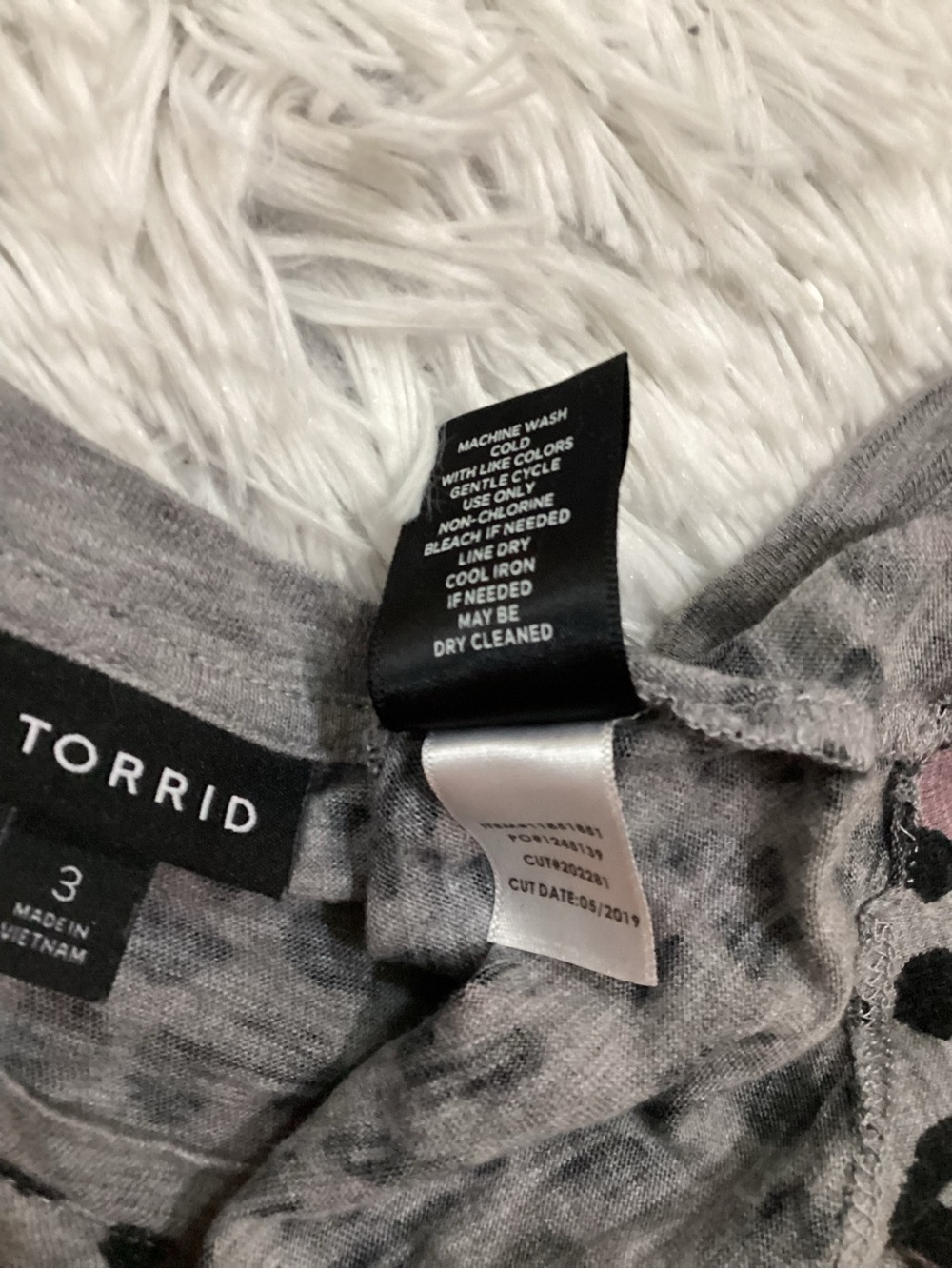 Torrid Size 3 Gray Pink Leopard Print V-Neck Pocket Tee Plus Size 3X - Picture 8 of 12